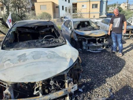 احراق عدد من المركبات في معرض بمدينة عرابة 